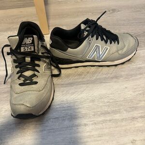 New balance gray metallic & black sneaker size 7.5